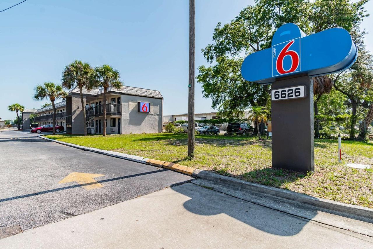 Motel 6 Tampa Near Fairgrounds - Casino 外观 照片