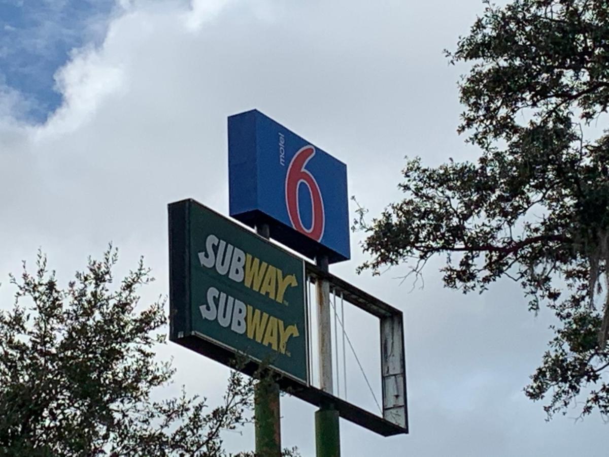 Motel 6 Tampa Near Fairgrounds - Casino 外观 照片